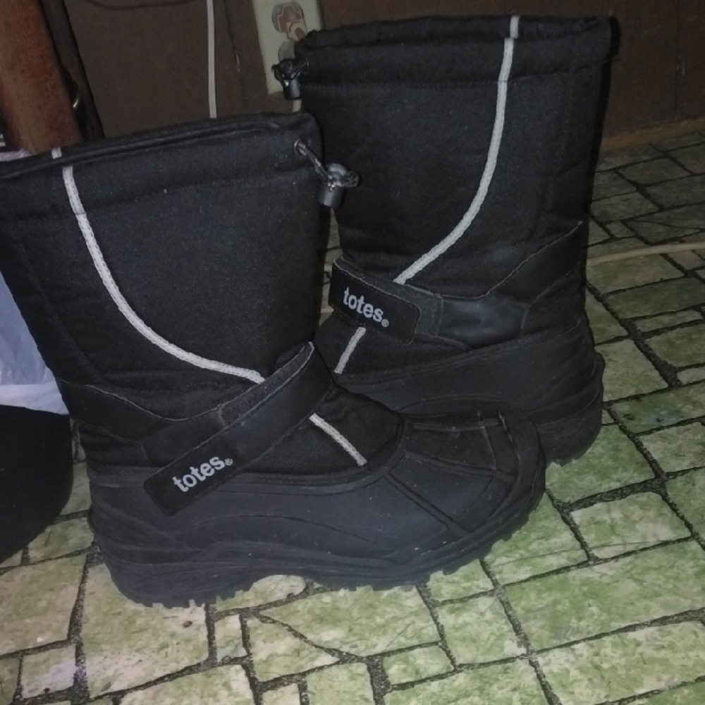 Totes Black Rain & Snow Boots with Insulated Waterproof Design